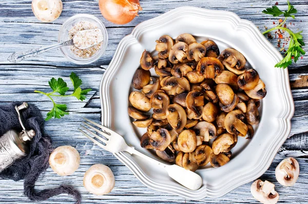 Vista Dall Alto Funghi Fritti Fette Con Cipolla Sul Piatto — Foto Stock