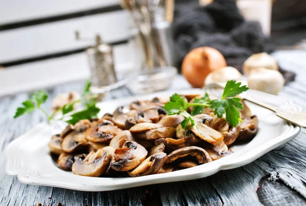 Gros Plan Champignons Frits Tranchés Avec Oignon Sur Assiette — Photo