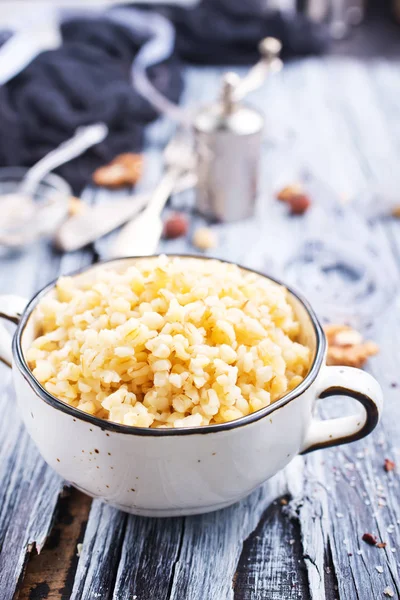 Nahaufnahme Von Gekochtem Bulgur Mit Nüssen Und Aromatischen Gewürzen — Stockfoto