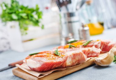 çiğ et biftek tuz ve aroma ile baharat