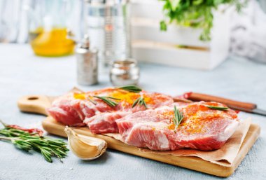 çiğ et biftek tuz ve aroma ile baharat