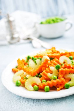 taze sebze salatası. kereviz havuç bezelye salatası