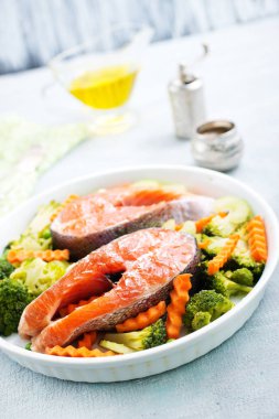 baharat ve yağ ile çiğ somon biftek 