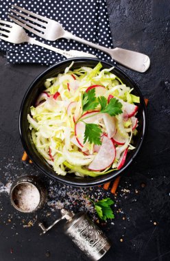 salata taze lahana ve turp, siyah kase salata