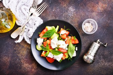 plaka üzerinde taze madde ile Yunan salatası