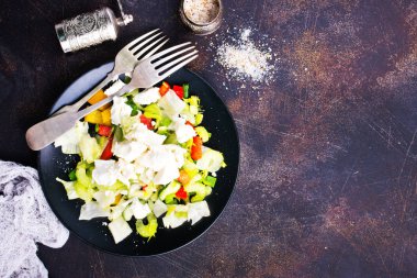 sebze ve plaka üzerinde peynir salatası