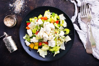 sebze ve plaka üzerinde peynir salatası