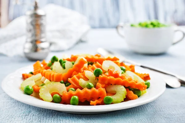 Salada Com Legumes Frescos Salada Com Ervilhas Cenoura Aipo — Fotografia de Stock