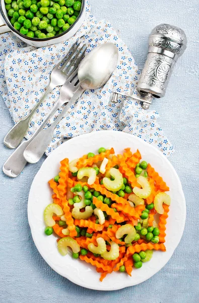 Salada Com Legumes Frescos Salada Com Ervilhas Cenoura Aipo — Fotografia de Stock