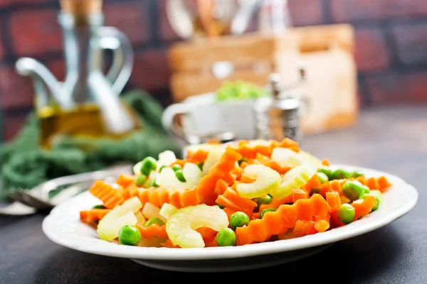 Salat Mit Frischem Gemüse Salat Mit Sellerie Karotten Erbsen — Stockfoto