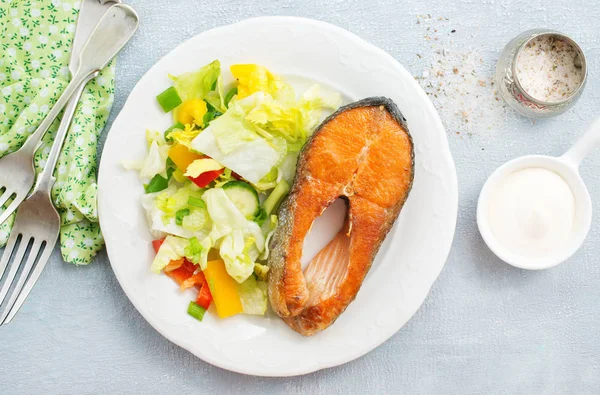 Salmão Frito Com Salada Fresca Prato — Fotografia de Stock