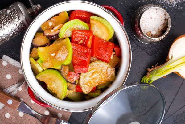 Gebackenes Gemüse Metallschüssel Gebackenes Gemüse Mit Tomatensauce — Stockfoto