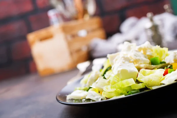 Saláta Zöldségek Sajtok Lemez — Stock Fotó