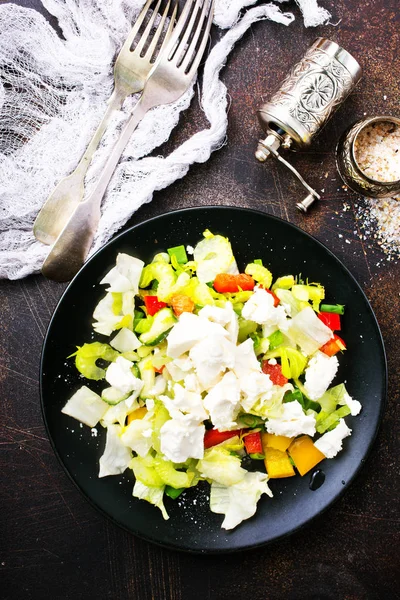 Salat Mit Gemüse Und Käse Auf Teller — Stockfoto