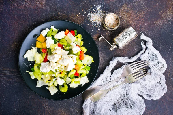 Salat Mit Gemüse Und Käse Auf Teller — Stockfoto