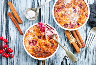 süzme peynir ve çilek pişmiş pasta