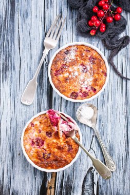 süzme peynir ve çilek pişmiş pasta