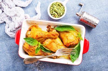 taze fesleğen yaprakları ile pişmiş tavuk budu