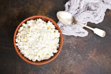 bir tabloda kase süzme peynir