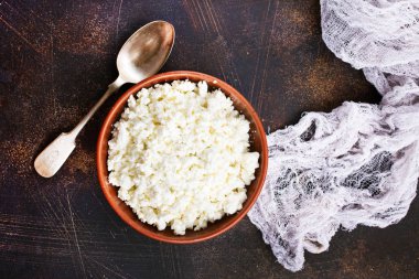 bir tabloda kase süzme peynir