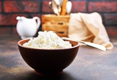 bir tabloda kase süzme peynir