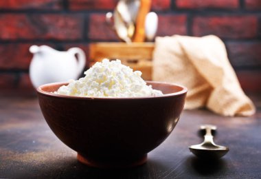 bir tabloda kase süzme peynir