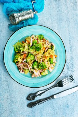 deniz ürünleri ile kızarmış sebze, ahtapot ile kızarmış brokoli