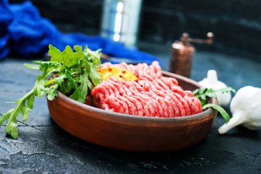 Baharat ve yumurta sarısı ile köfte pişirme