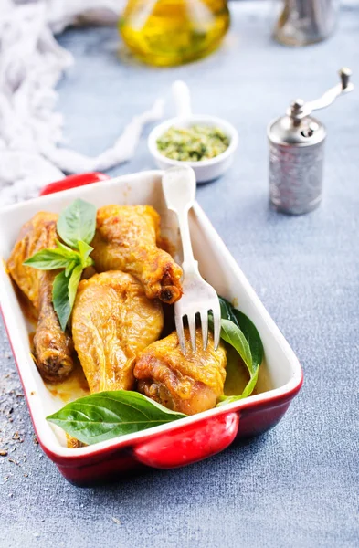 Patas Pollo Horno Con Hojas Albahaca Fresca —  Fotos de Stock