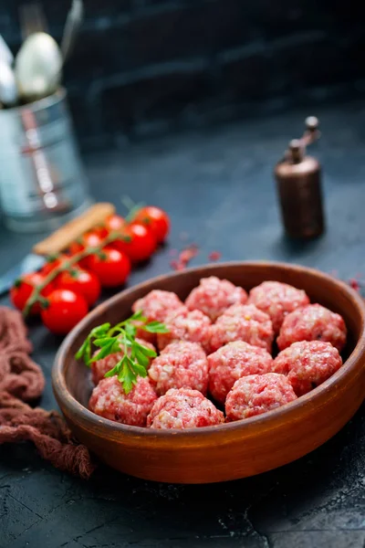 raw meat balls in bowl, meat balls and tomato