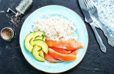 pirinç somon plaka bir tablo üzerinde avokado