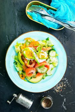 taze Çiğ somon avokado sebze salatası