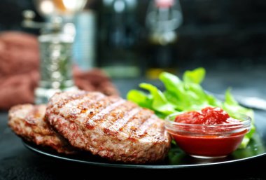 bir tablo üzerinde plaka üzerinde ham burger