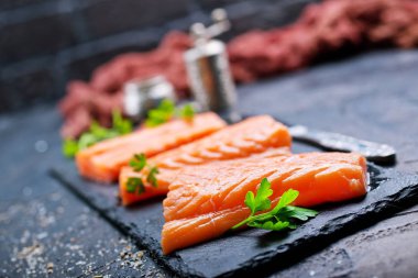 baharat ve tuz gemide Çiğ somon