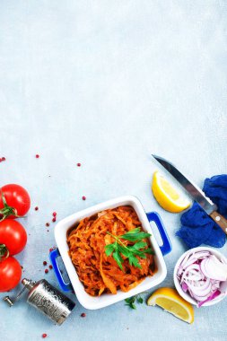 Kızarmış lahana ile domates sosu, kabın içinde kızarmış lahana