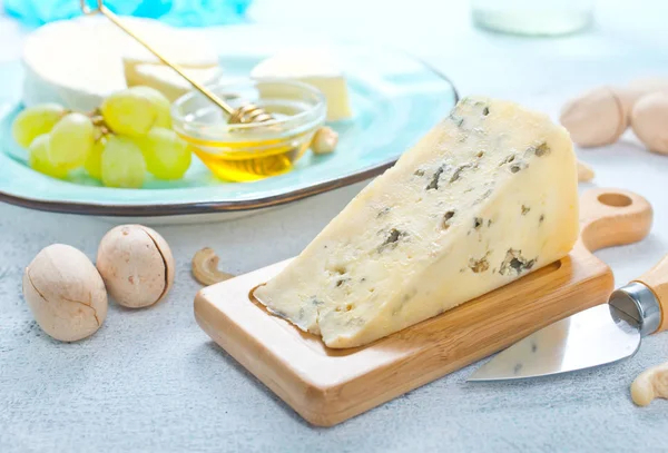 Käse Mit Traubenhonig Käse Mit Nüssen Und Honig — Stockfoto