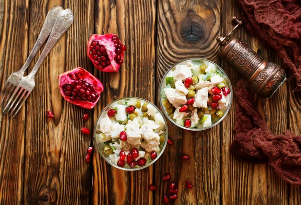 Salade Avec Poulet Dans Des Verres Salade Avec Des Pois — Photo