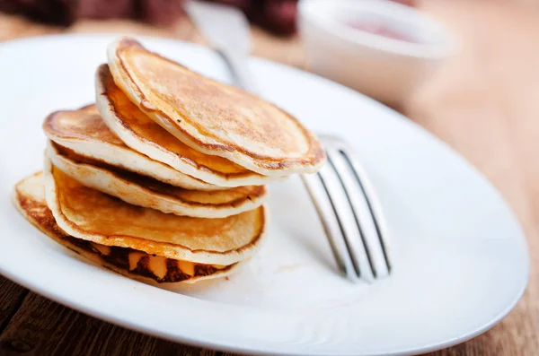 Pannkakor Med Sylt Plattan Ett Bord — Stockfoto