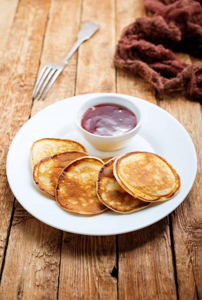 Pannkakor Med Sylt Plattan Ett Bord — Stockfoto