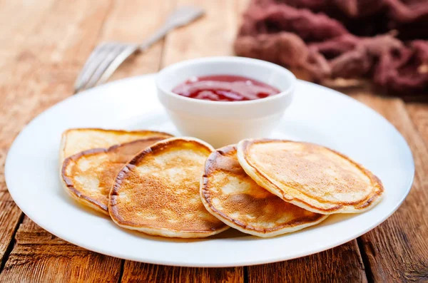 Pannkakor Med Sylt Plattan Ett Bord — Stockfoto