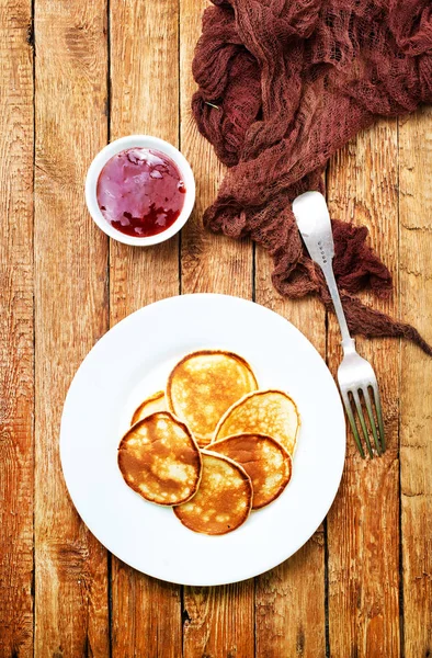 Pfannkuchen Mit Marmelade Auf Dem Teller Auf Dem Tisch — Stockfoto