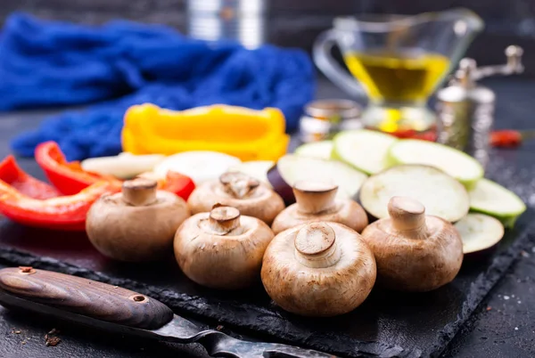 Comida Vegan Bordo Cogumelos Com Legumes — Fotografia de Stock