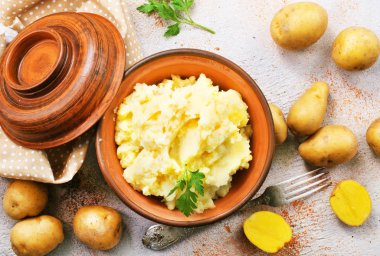 kase ve bir masada patates püresi