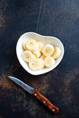 Natürmort resim dilimlenmiş muz meyve beyaz plaka üzerinde