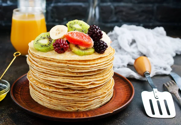 Pannenkoeken Met Vers Fruit Honing Plaat — Stockfoto