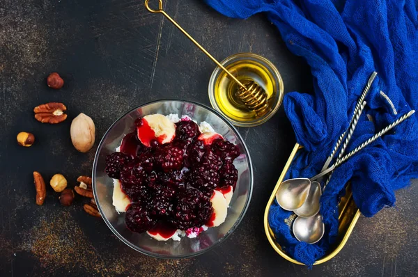 Chia Wüste Mit Brombeermarmelade Und Nüssen — Stockfoto