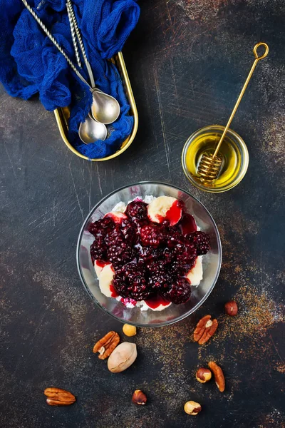 Chia Wüste Mit Brombeermarmelade Und Nüssen — Stockfoto