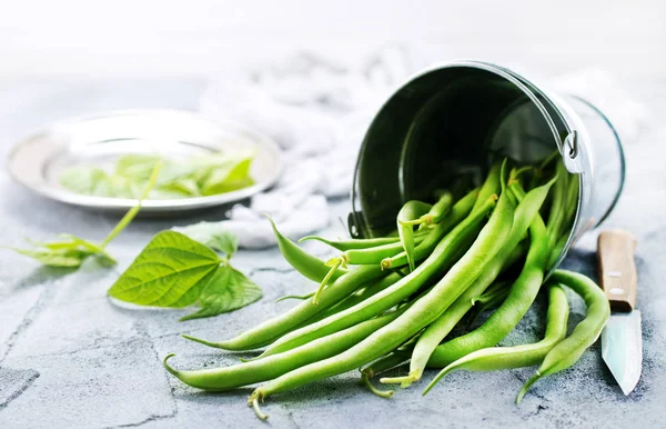 Gröna Bönor Metallplåt Och Ett Bord — Stockfoto