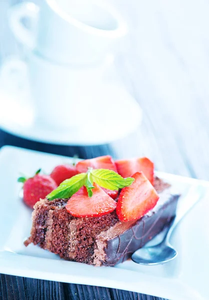 板上草莓与巧克力蛋糕 — 图库照片