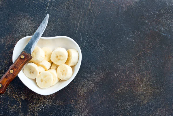 白い皿にスライスされたバナナ果実の静物イメージ — ストック写真